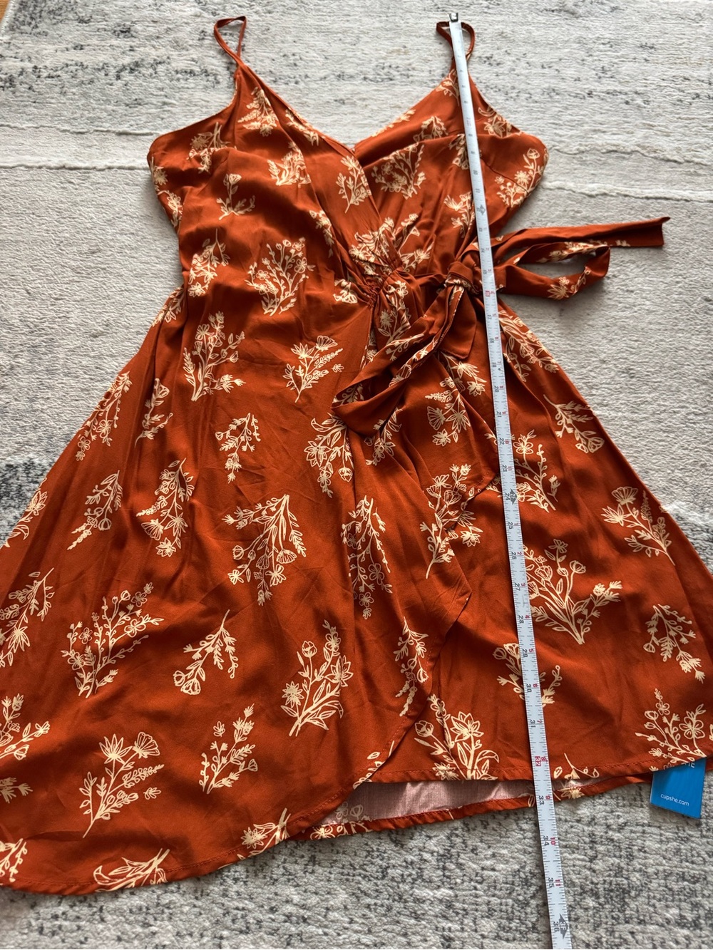 💕 🆕 Cupshe wrap mini dress in caramel brown and cream wildflowers print - Picture 12 of 14